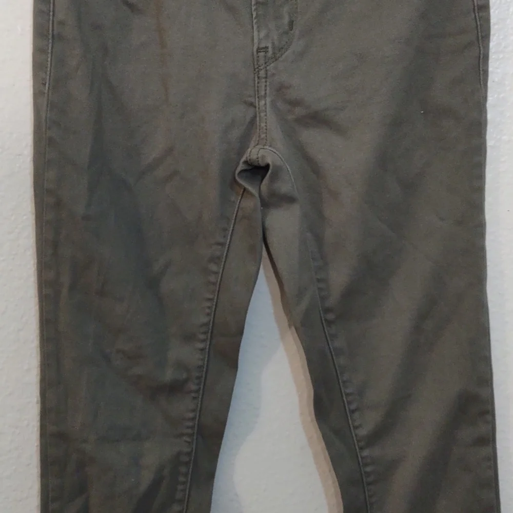 SLIGHTLY USED LEVIS COLOR OLIVE 710 SUPER SKINNY SIZE 25 AS SEEN IN PHOTOS - Picture 5 of 10
